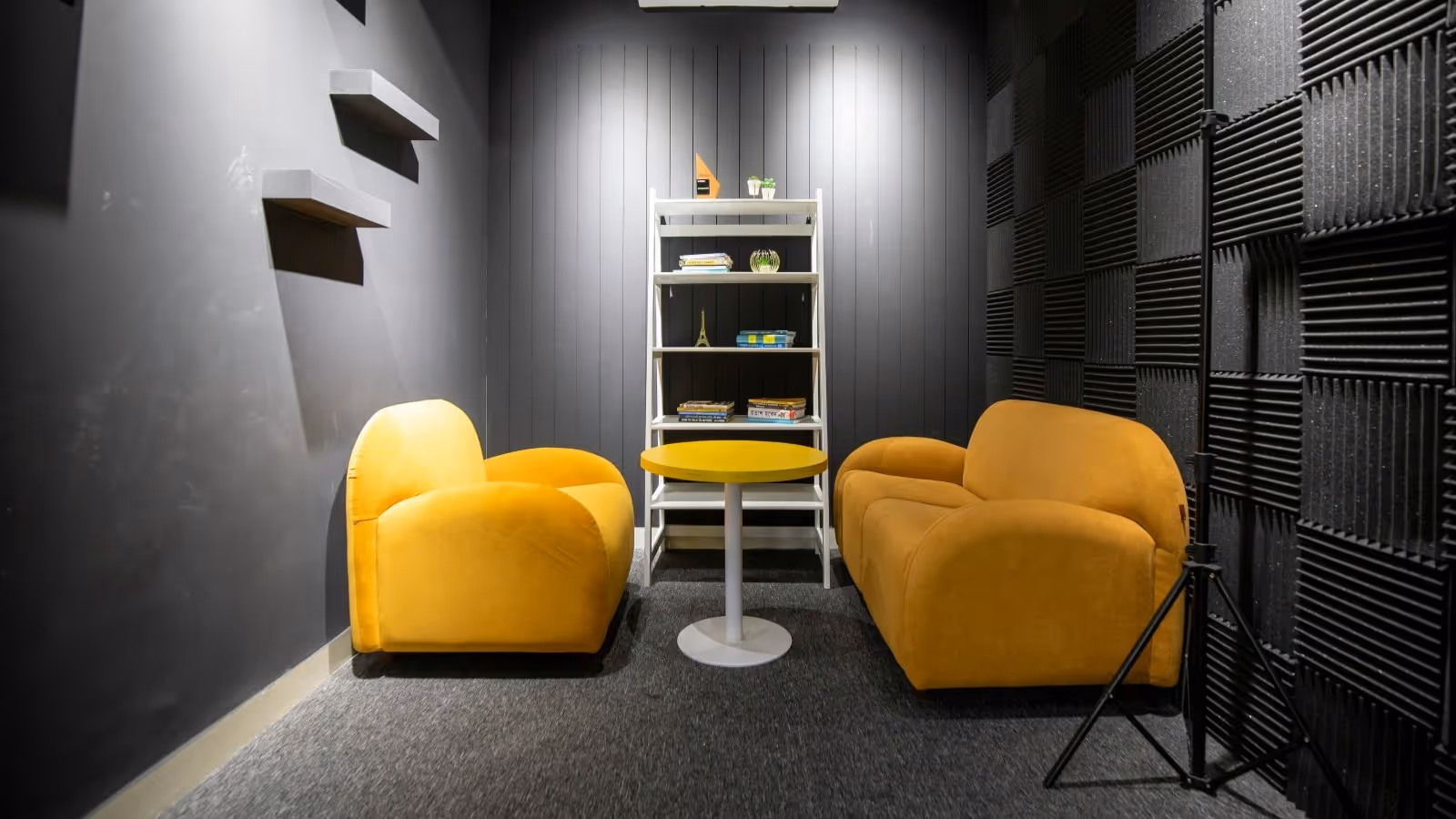 Stop waiting for your Founder to write. Learn the 30-minute "Extraction Protocol" to turn executive expertise into scalable, high-quality B2B marketing assets.