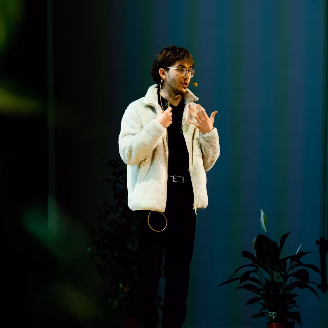 Picture of Radovan pitching the Baby Box startup at the AVP10 event