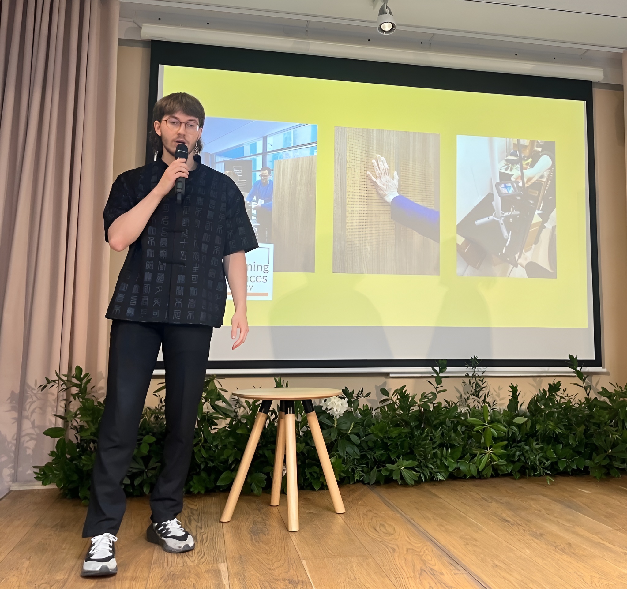 Cover picture for the HaliaLab project - Radovan pitching at the IDBM Gala