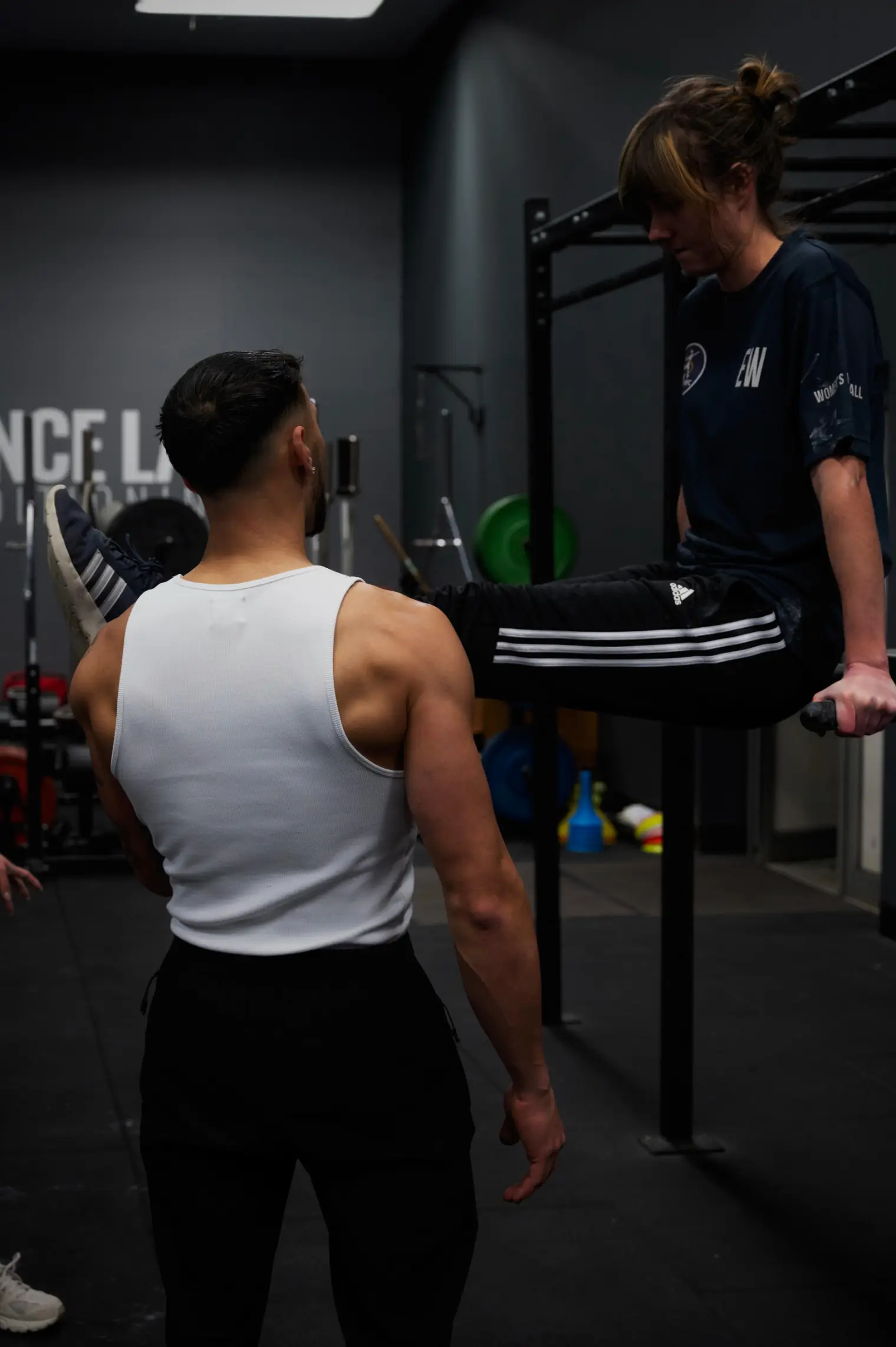 Ed Rocha Calisthenics Coach (UK) with a client doing a L-sit