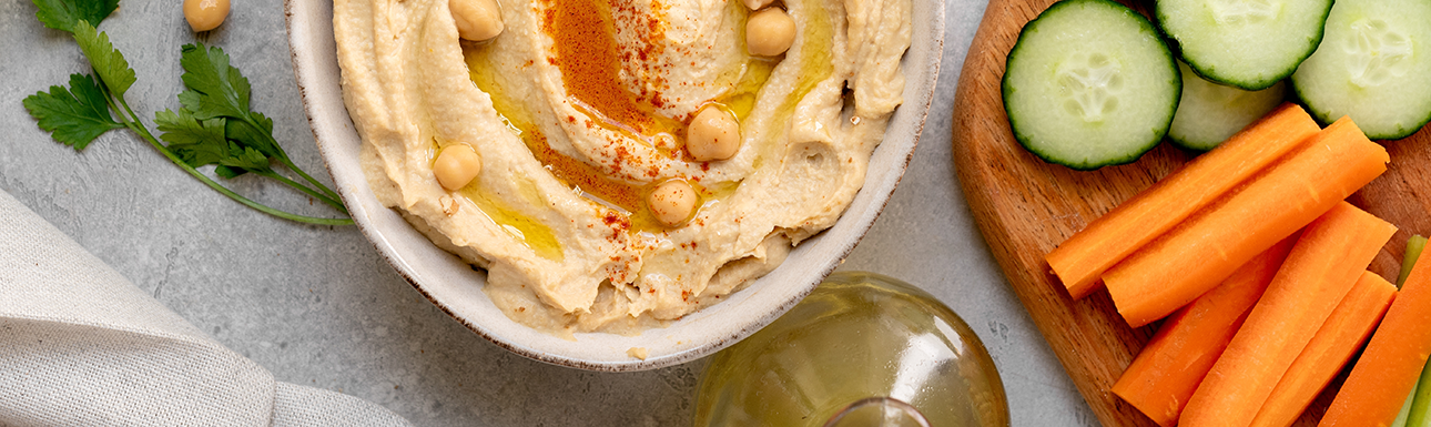 hummus with carrots and cucumber