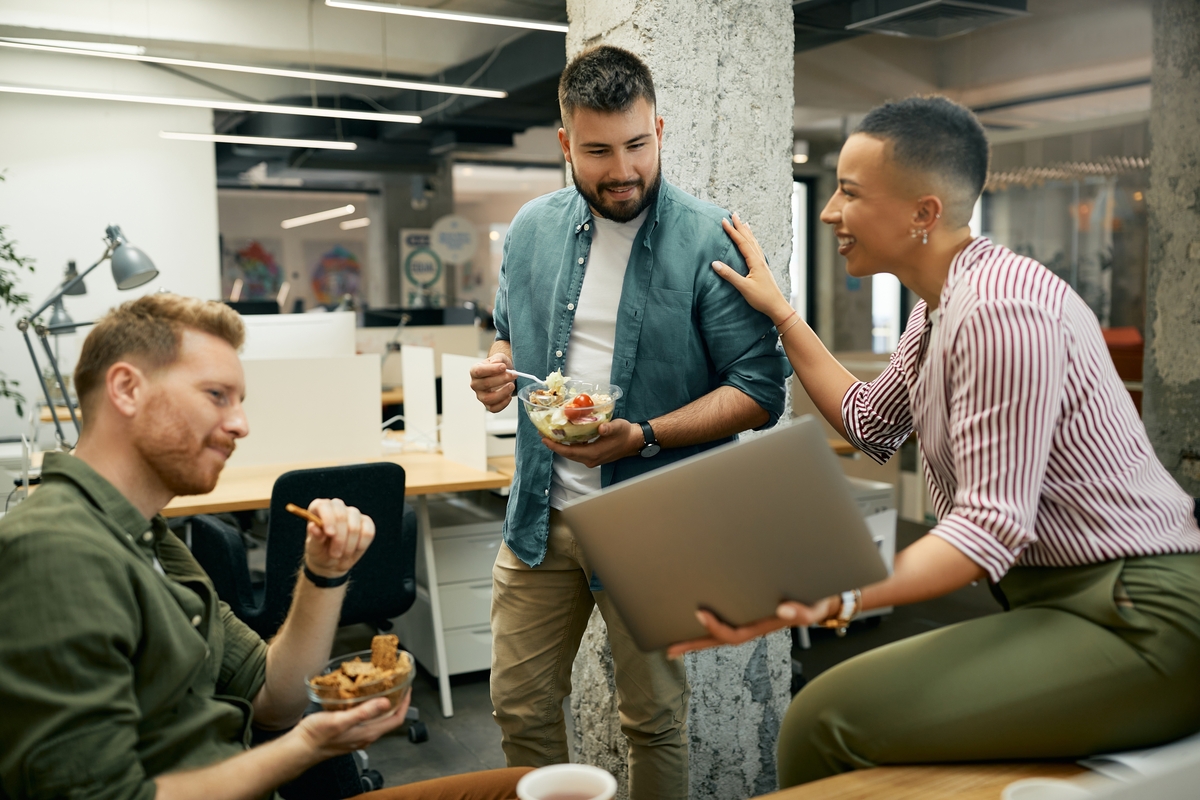 coworkers eating lunch and working