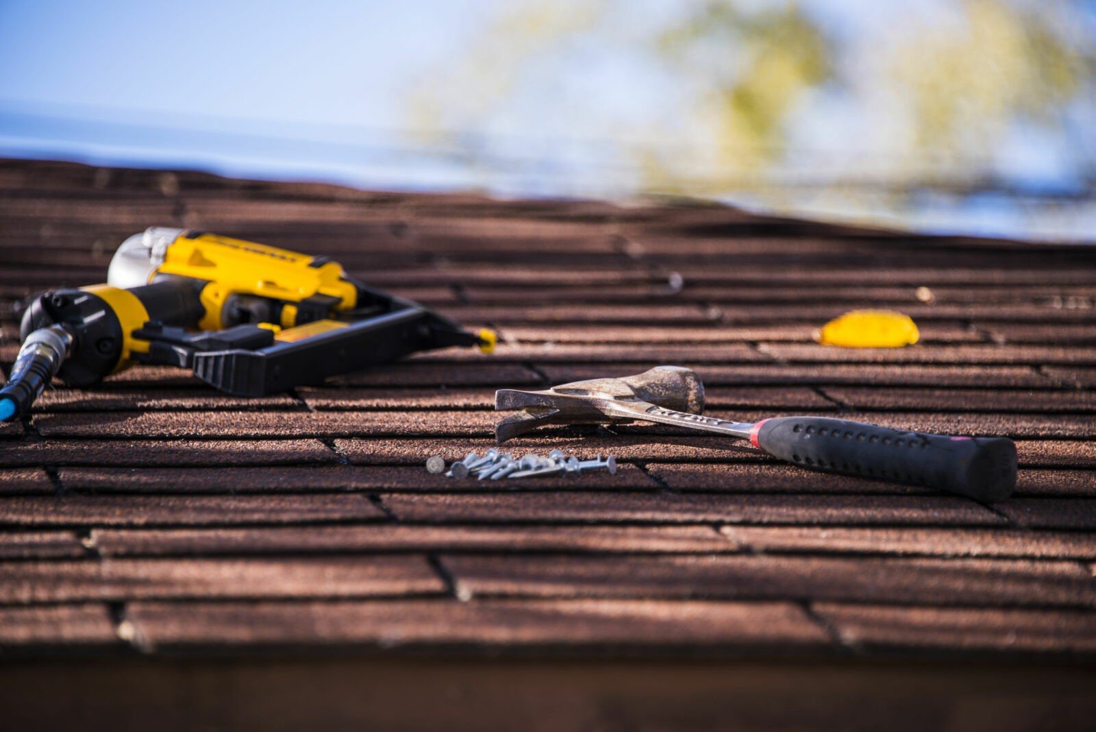 6 Red Flags That Prove You’re Dealing With An Unlicensed Roofer