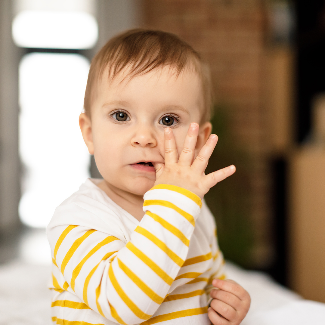 objetos y su mano en la boca