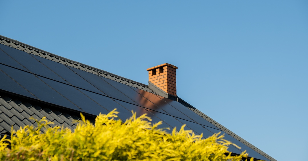 Un impianto fotovoltaico su un tetto di una casa privata