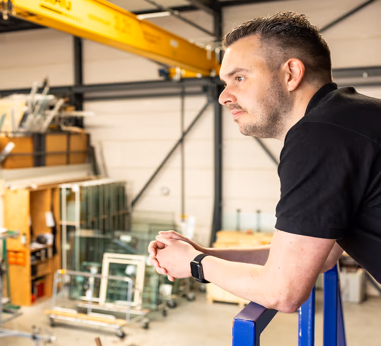 Medewerker Sensglas in opslaghal