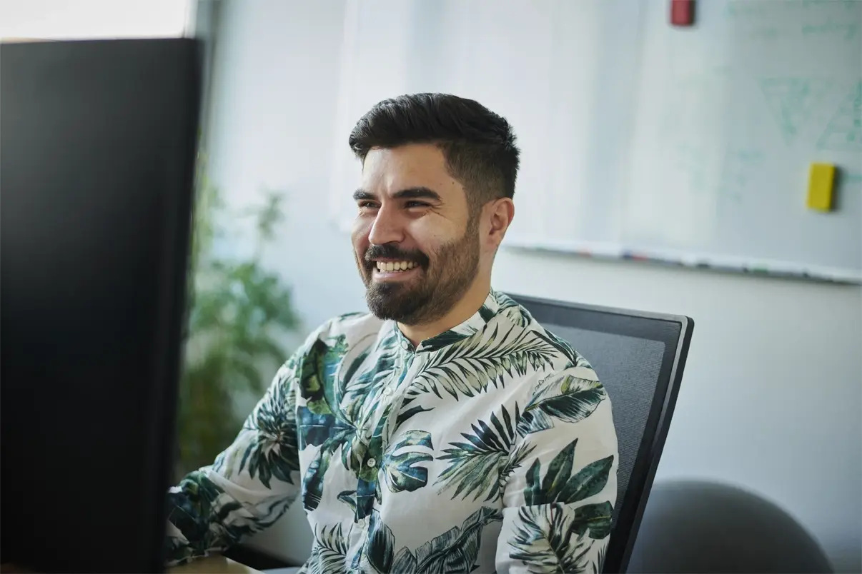 Employee of Shikenso working from the office in Frankfurt at his desk