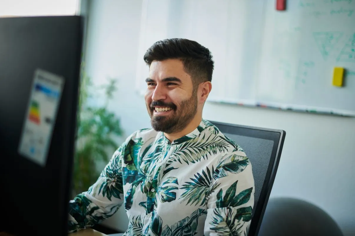 Employee of Shikenso working from the office in Frankfurt at his desk