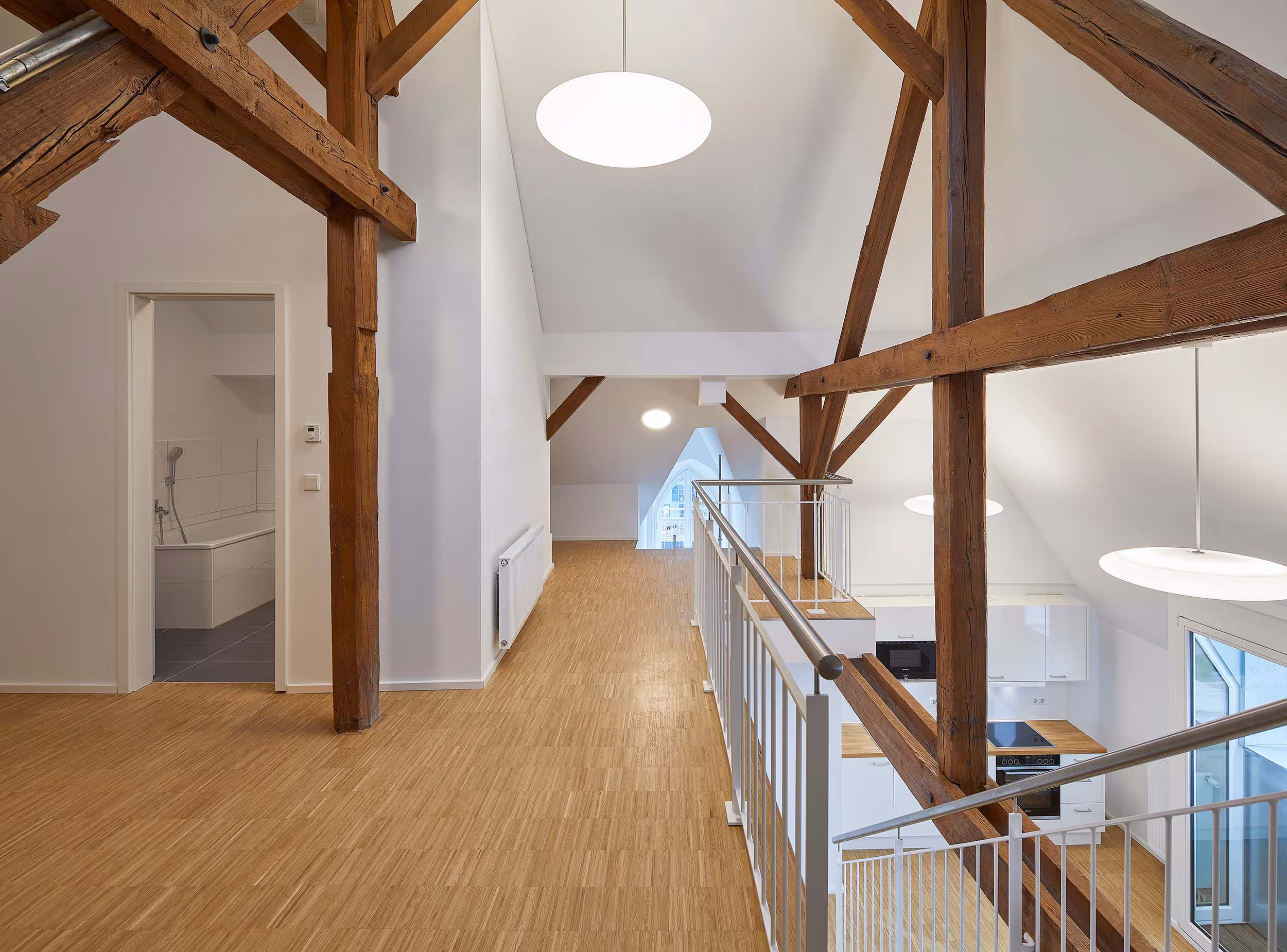 Helle Dachgeschosswohnung mit offener Galerie, sichtbaren Holzbalken und modernem Interieur im historischen Kloster „Guter Hirte“ in Aachen – einzigartige Kombination aus Altbaucharme und moderner Wohnkultur.