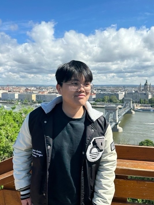 Deng Han Teh nutritionist photo standing Infront of a view of London.