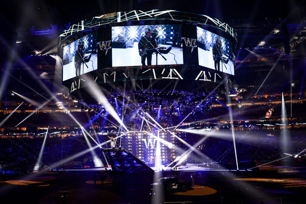 Light beams going in all different directions onstage.