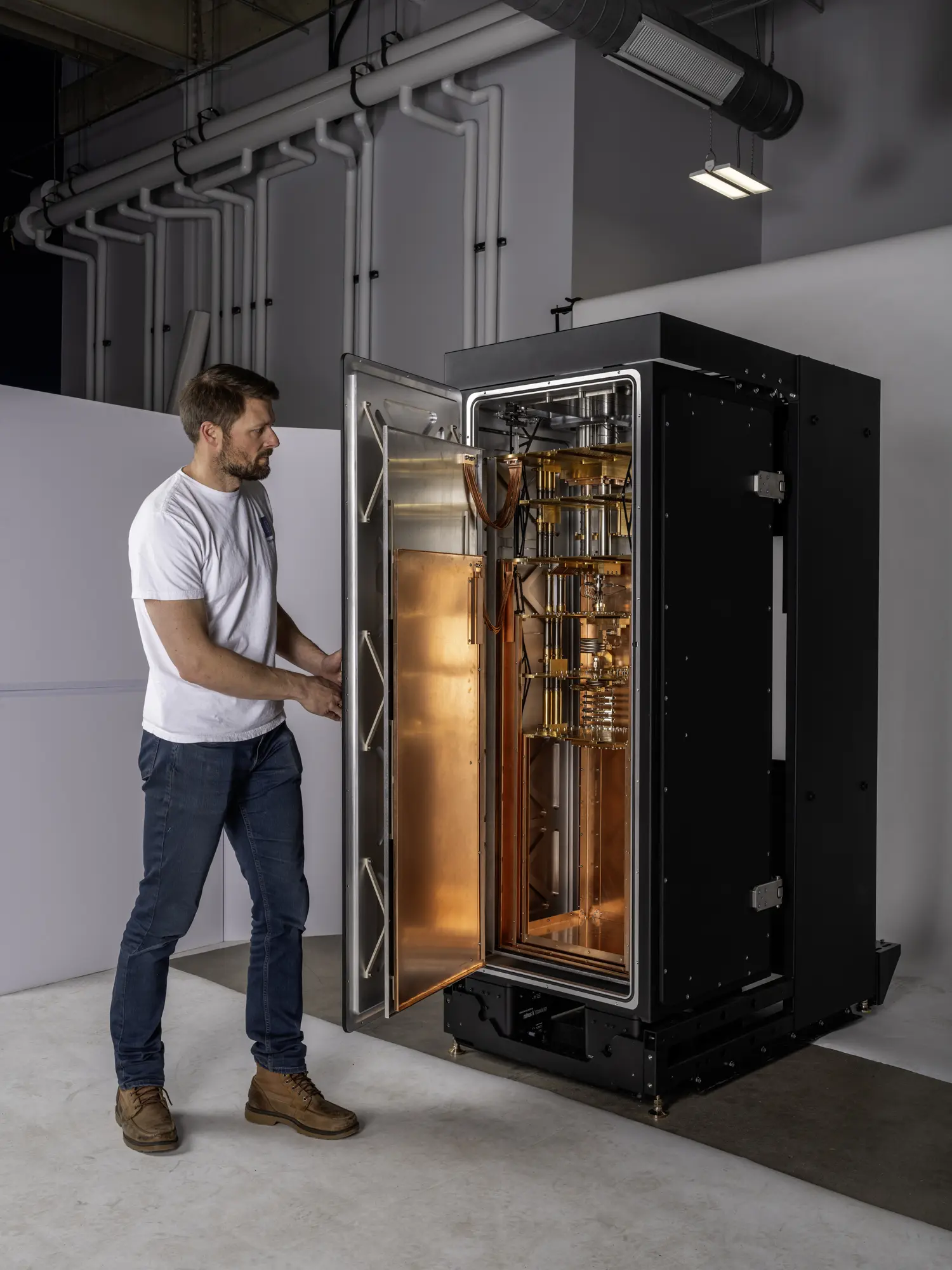 Man standing next to the Maybell Fridge+ dil fridge