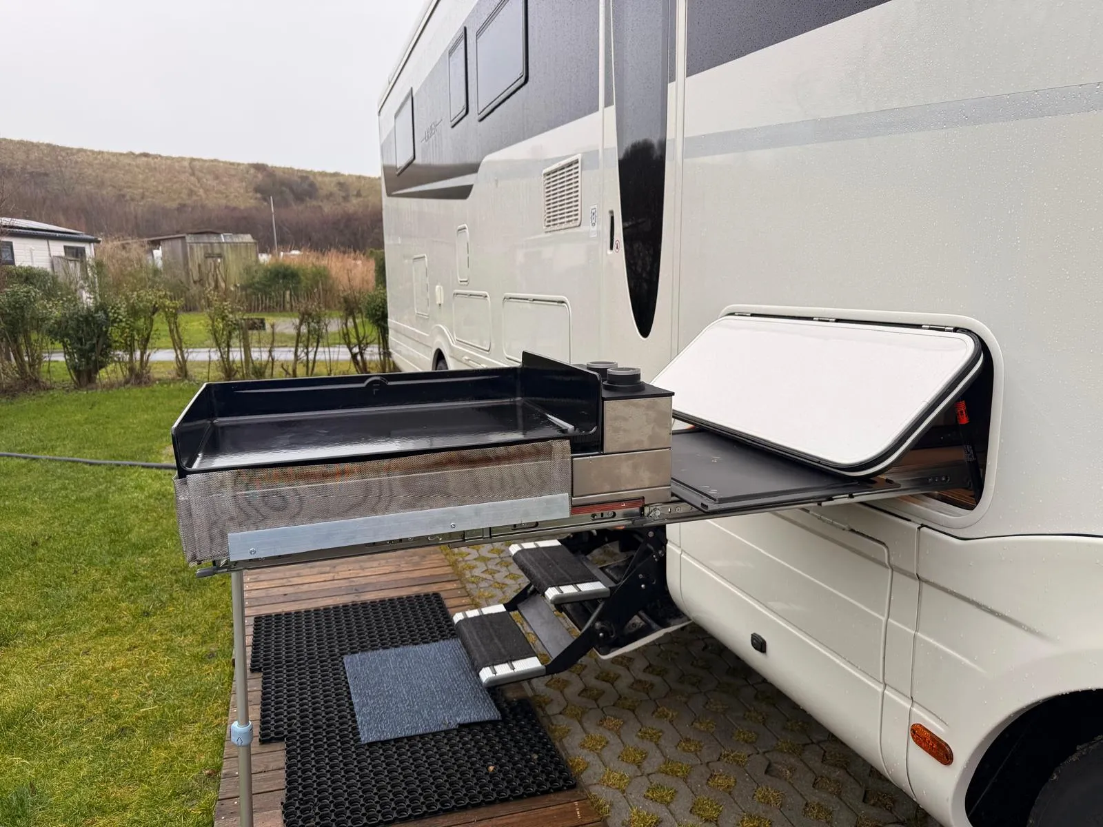 Ausgezogener Plancha-Grill an der seitlichen Stauraumklappe unseres Liners