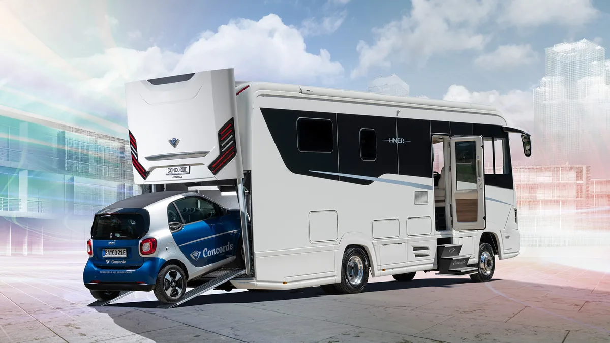 Liner mit geöffneter Heckgarage und kleinem Pkw