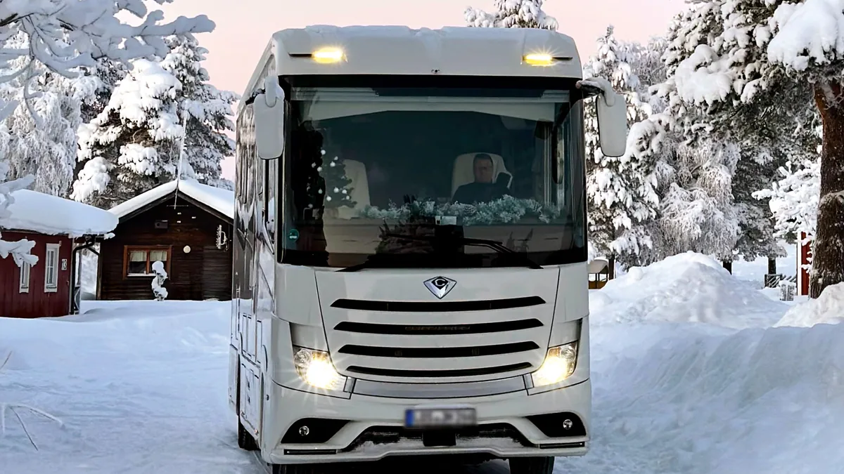 Liner auf einem schneebedeckten Campingplatz