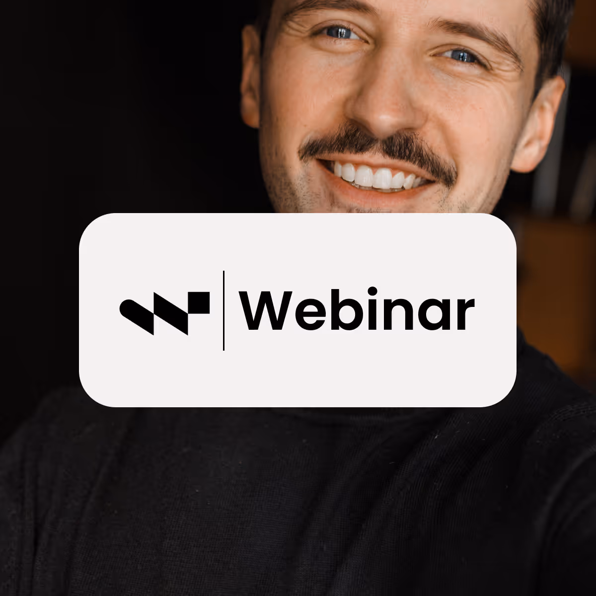 Leende man med skägg i mörk tröja bakom en ruta med texten Webinar och abstrakt svart logotyp.