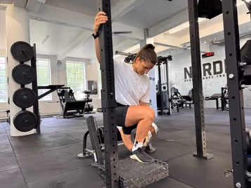 Klient i vores private motionscenter udfører split squat