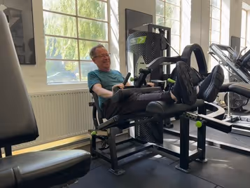 Klient i vores private motionscenter udfører siddende benkrøller