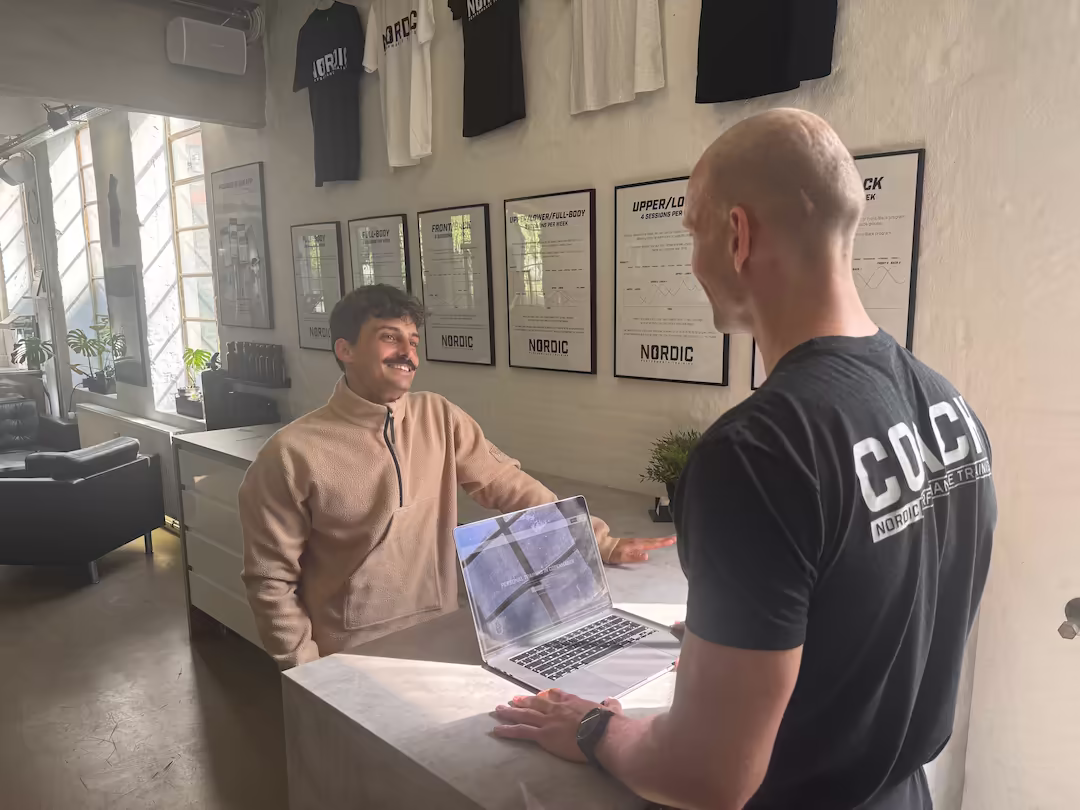 Personal trainer and physiotherapist offering a free start-up conversation at Nordic Performance Training’s private gym in Copenhagen, focusing on client goals, needs, and training structure.
