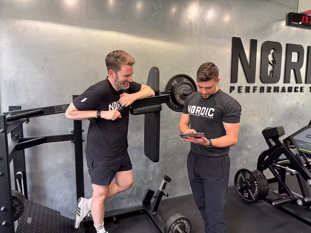 Personlig træner og fysioterapeut opdaterer klienters træningsprogram med resultater i Nordic Performance Trainings app – for at sikre løbende progression og dokumenteret udvikling.