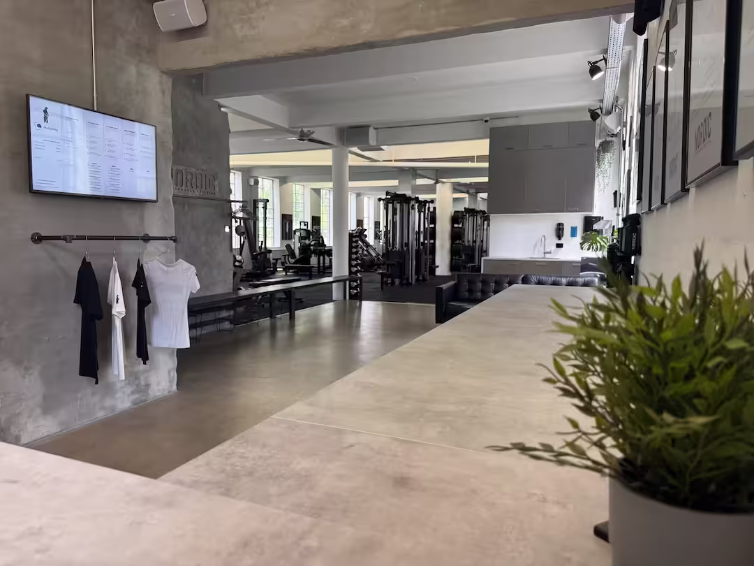 Lounge og receptionsområde i Nordic Performance Training i København.