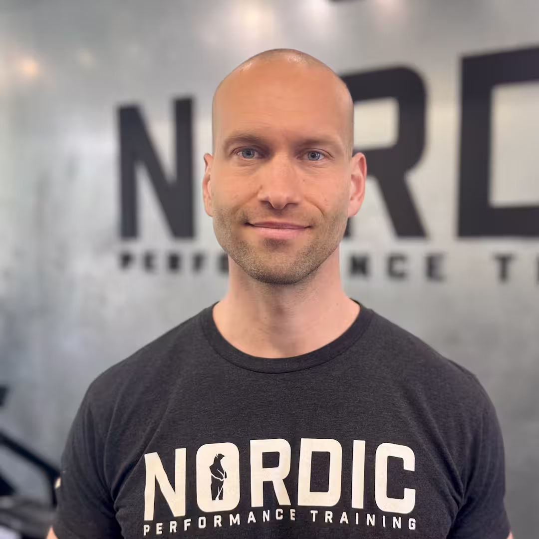 Profilbillede af Lucas Iversen – personlig træner, autoriseret fysioterapeut og medstifter af Nordic Performance Training i København.