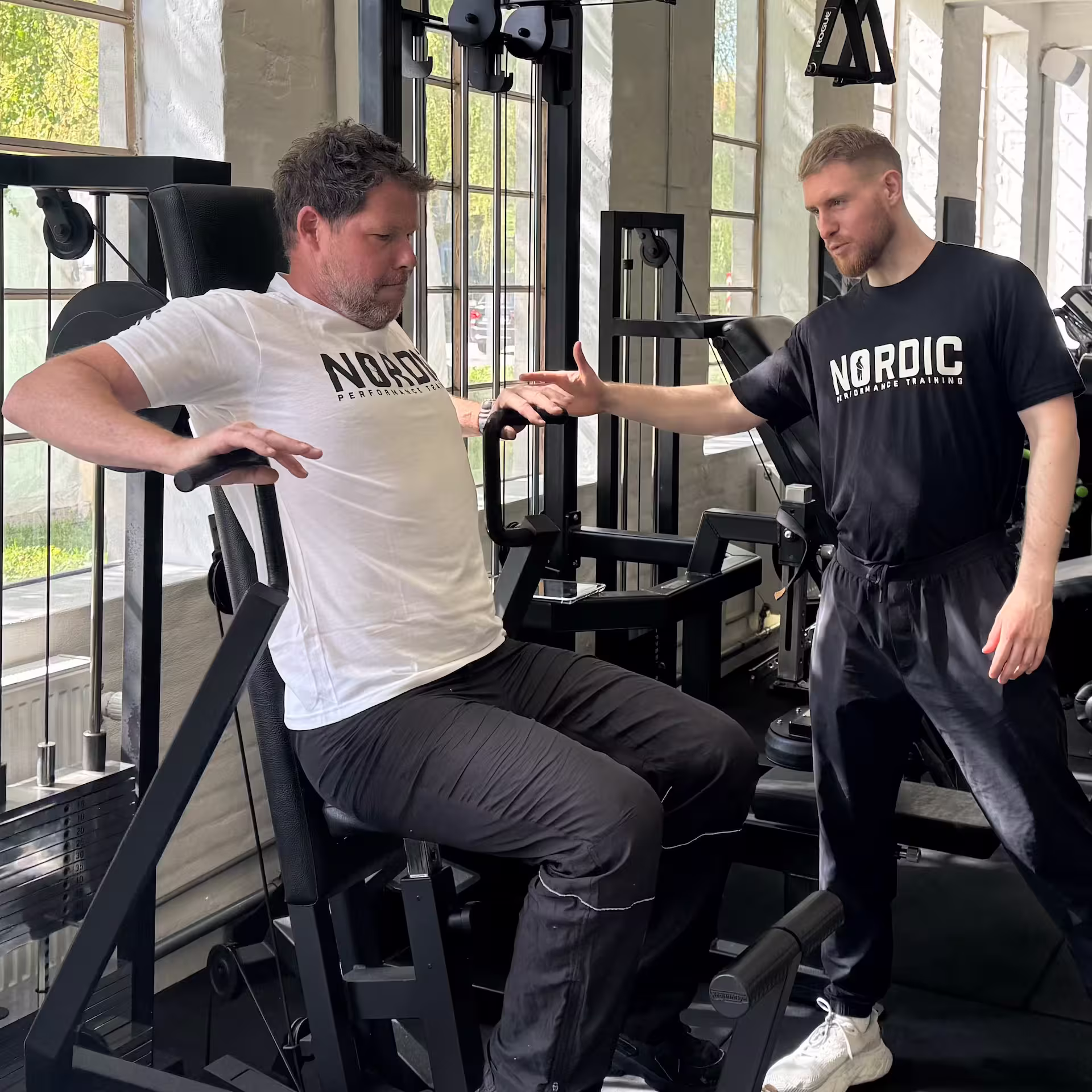 Ny klient får rettet teknik under hans første personlige træningstime hos Nordic Performance Training i København.