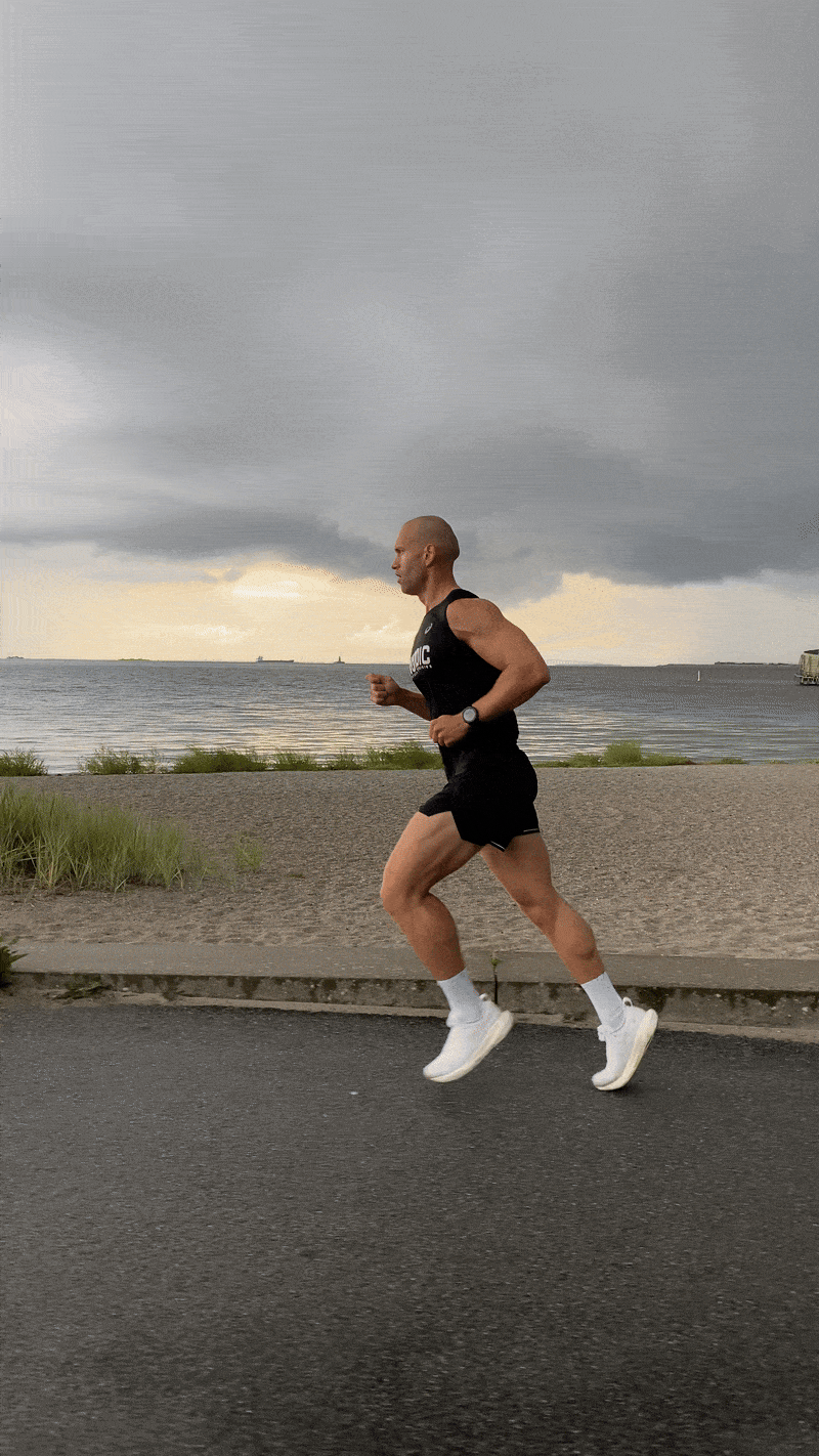 Personal trainer and physiotherapist Lucas from Nordic Performance Training running on the beach in Copenhagen.