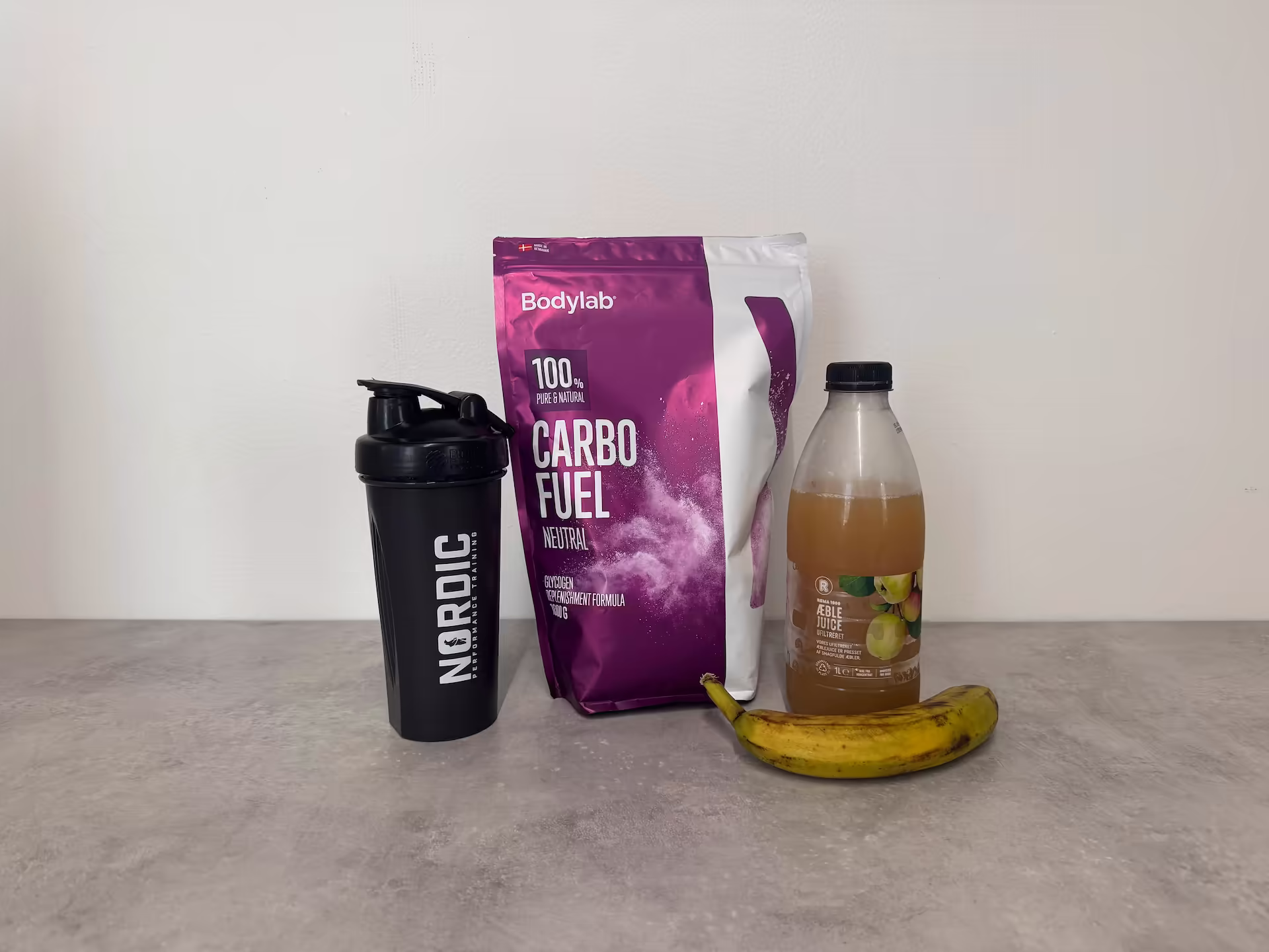 Hurtige kulhydrater før træning: dextrosepulver, æblejuice og banan.
