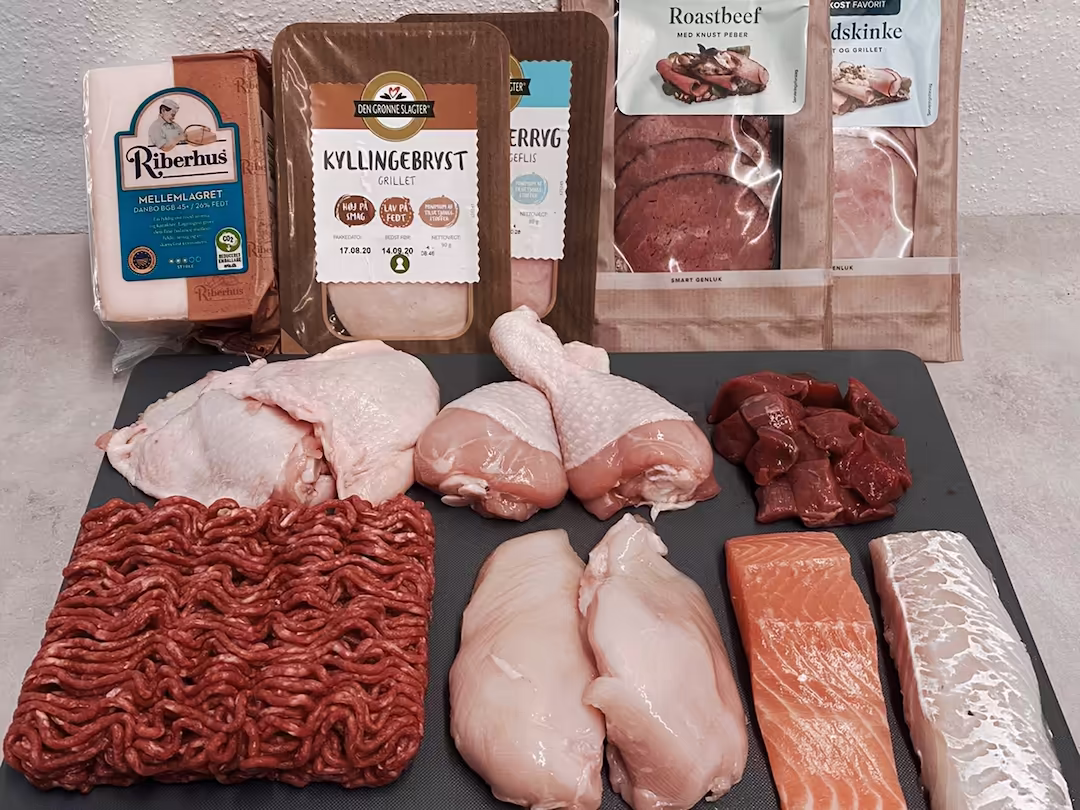 Animal protein sources for muscle building including chicken breast, salmon fillets, ground beef, and packaged proteins, all providing optimal amino acid profiles for recovery and growth.