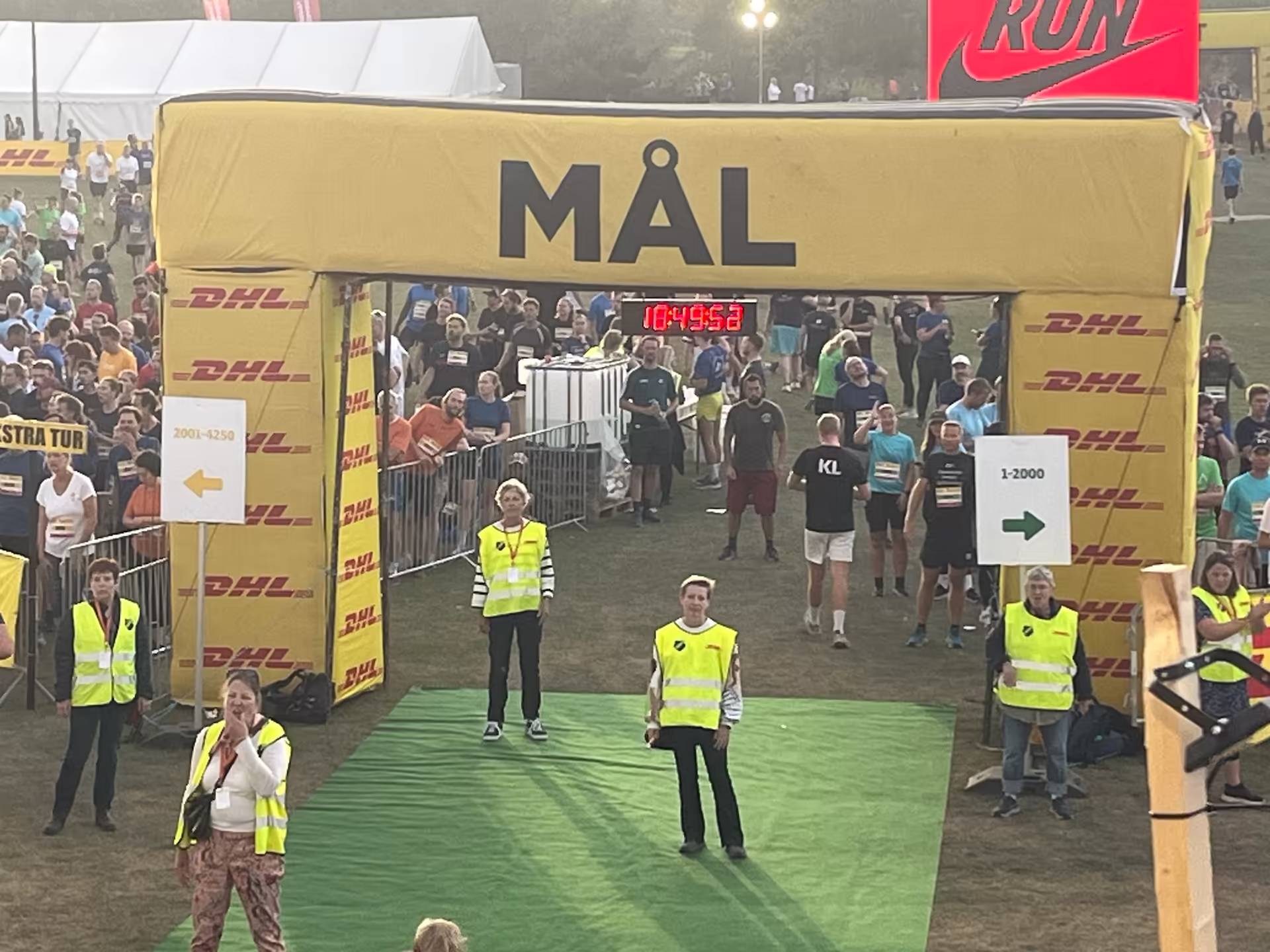 DHL Relay Copenhagen 2025 – runners crossing the finish line in Fælledparken during Denmark’s largest running event, symbolizing community, endurance, and training goals at Nordic Performance Training.