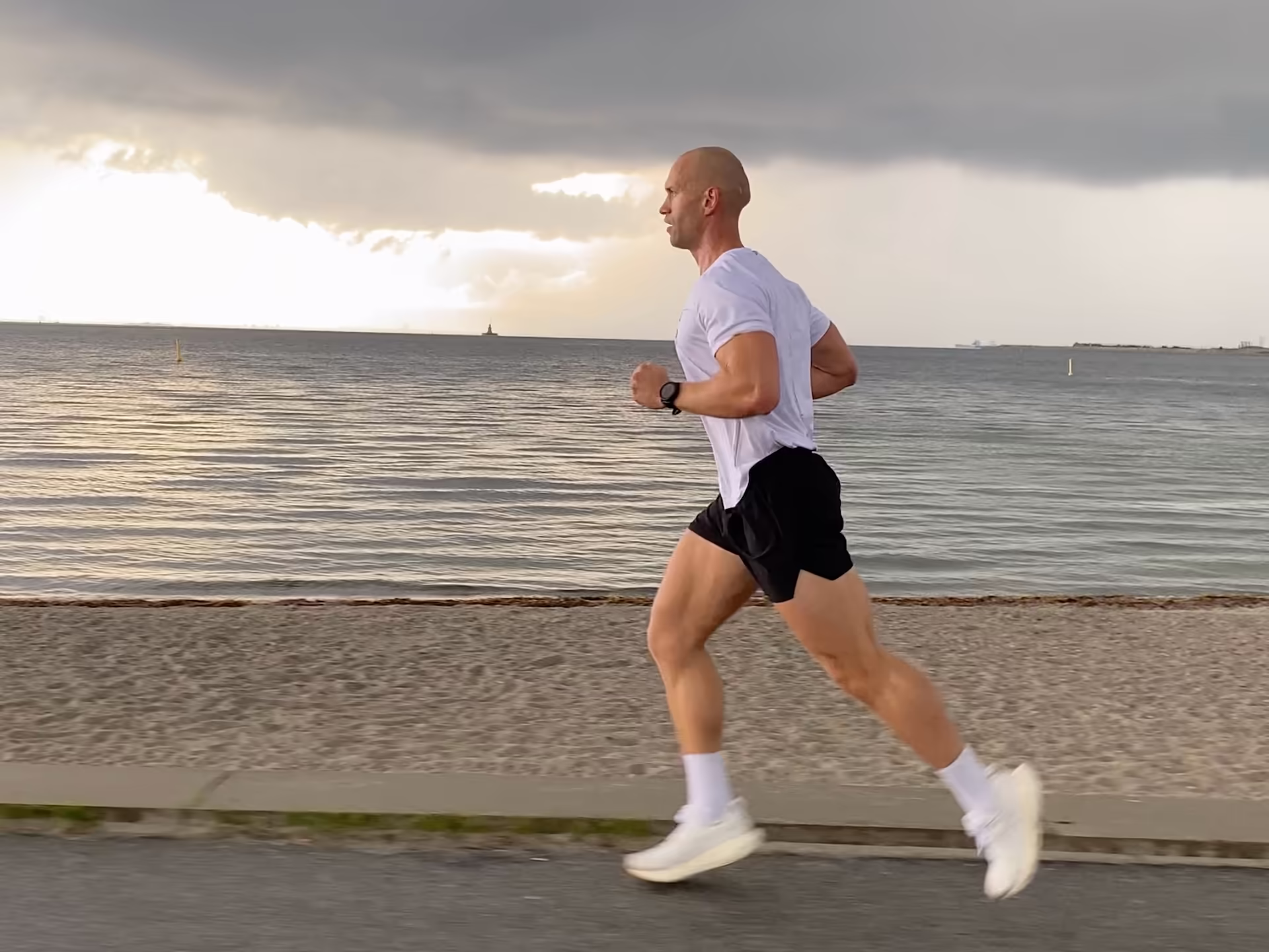 Personal trainer and physiotherapist Lucas from Nordic Performance Training running on the beach in Copenhagen.