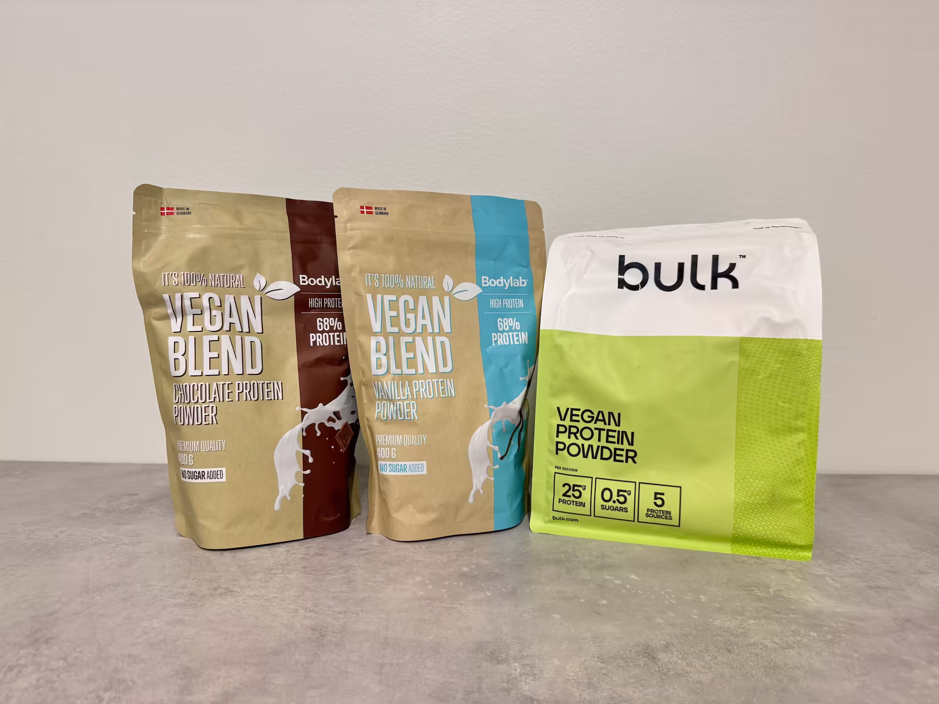 Plantebaserede proteinpulvere som ærte-, ris- og sojaprotein giver komplet aminosyreprofil, når de kombineres – et effektivt alternativ til whey for veganere og personer med laktoseintolerans hos Nordic Performance Training i København.