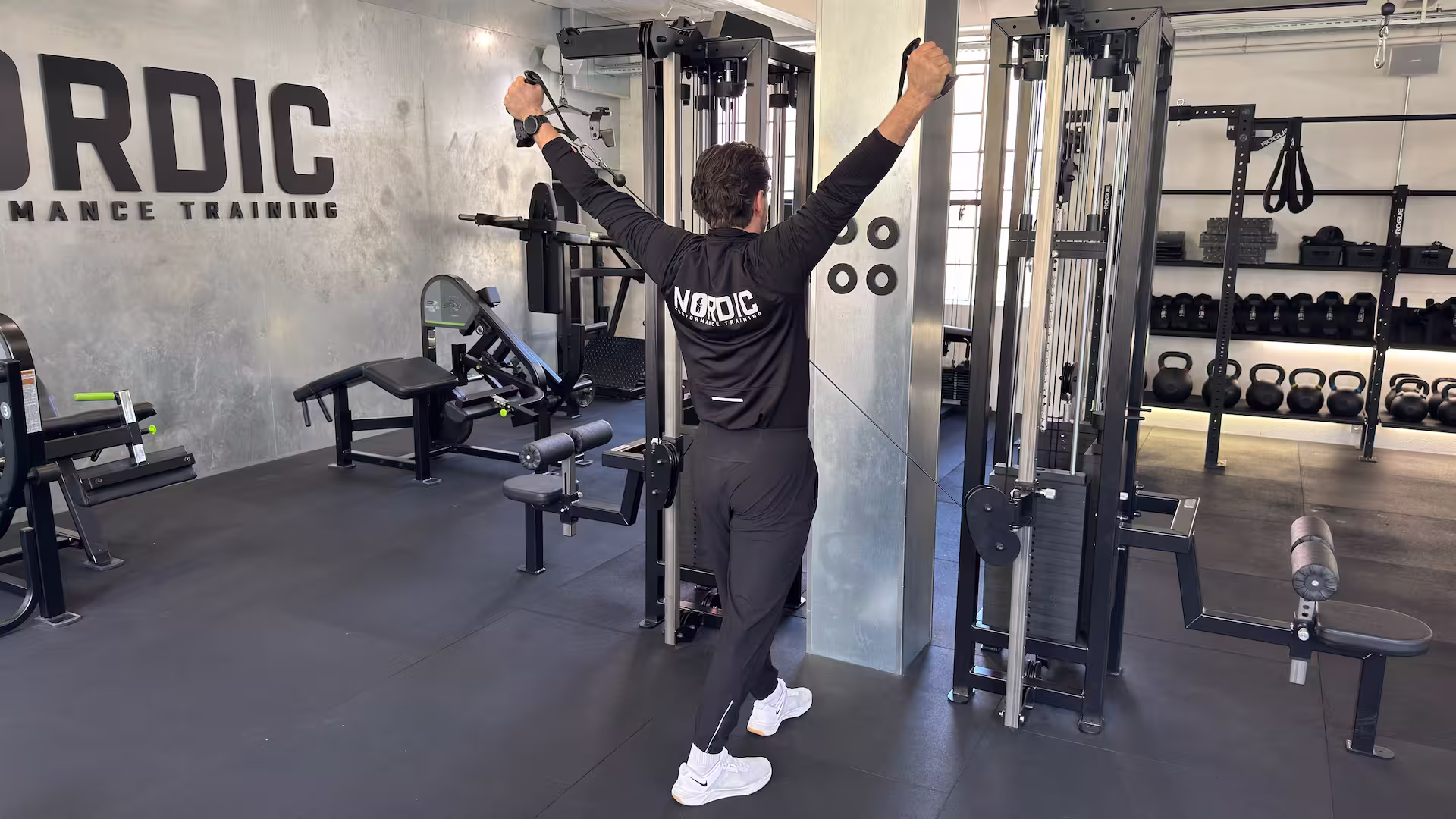 Personlige træner og autoriserede fysioterapeut Simon Petersen demonstrerer Cable Y-raises i Nordic Performance Training i København.