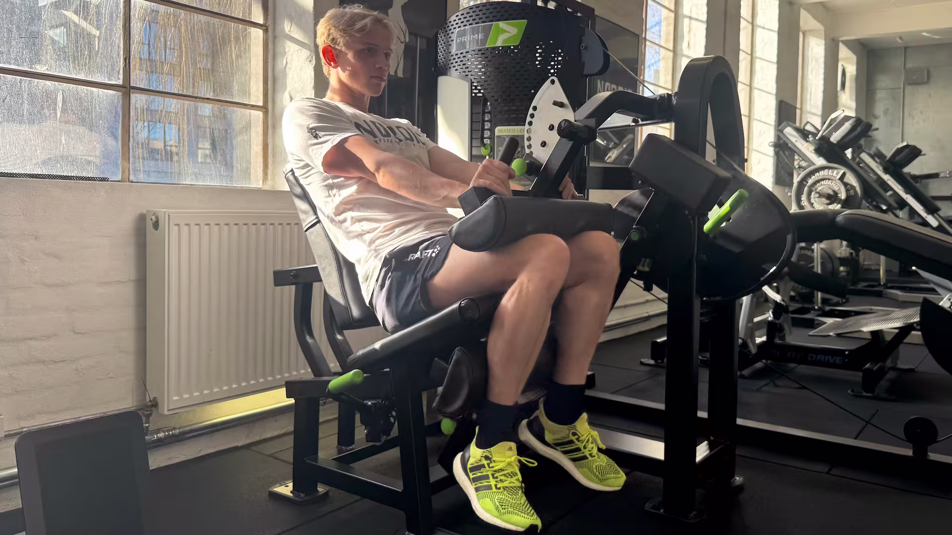 Kristoffer laver leg curls under hans personlige træningstime i Nordic Performance Training.