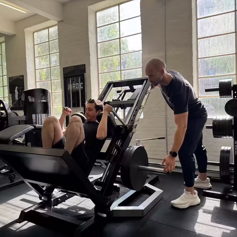 Personal trainer and physiotherapist Lucas Iversen coaching at Nordic Performance Training’s private gym in Copenhagen — expert guidance focused on structured strength training and proper technique.
