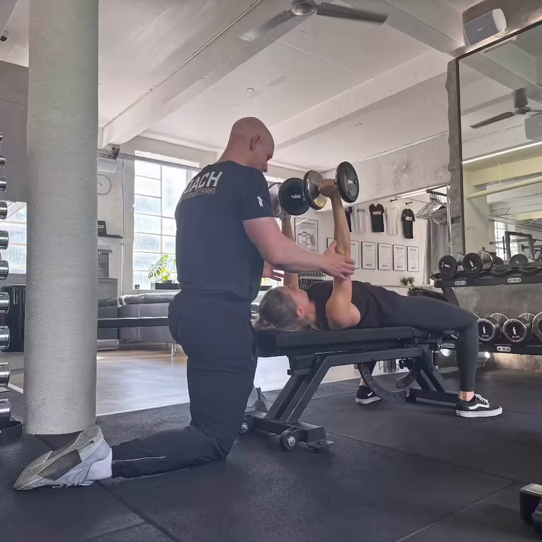 Personal trainer and physiotherapist Lucas Iversen coaching at Nordic Performance Training’s private gym in Copenhagen — expert guidance focused on structured strength training and proper technique.