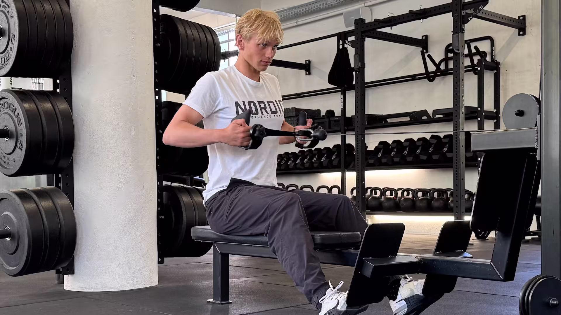 Klient udfører cable row under hans personlige træningstime hos Nordic Performance Training i København.