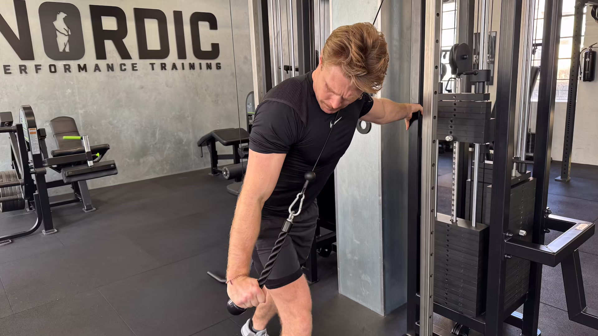 Klient udfører Single arm cable triceps extension under hans personlige træningstime hos Nordic Performance Training.