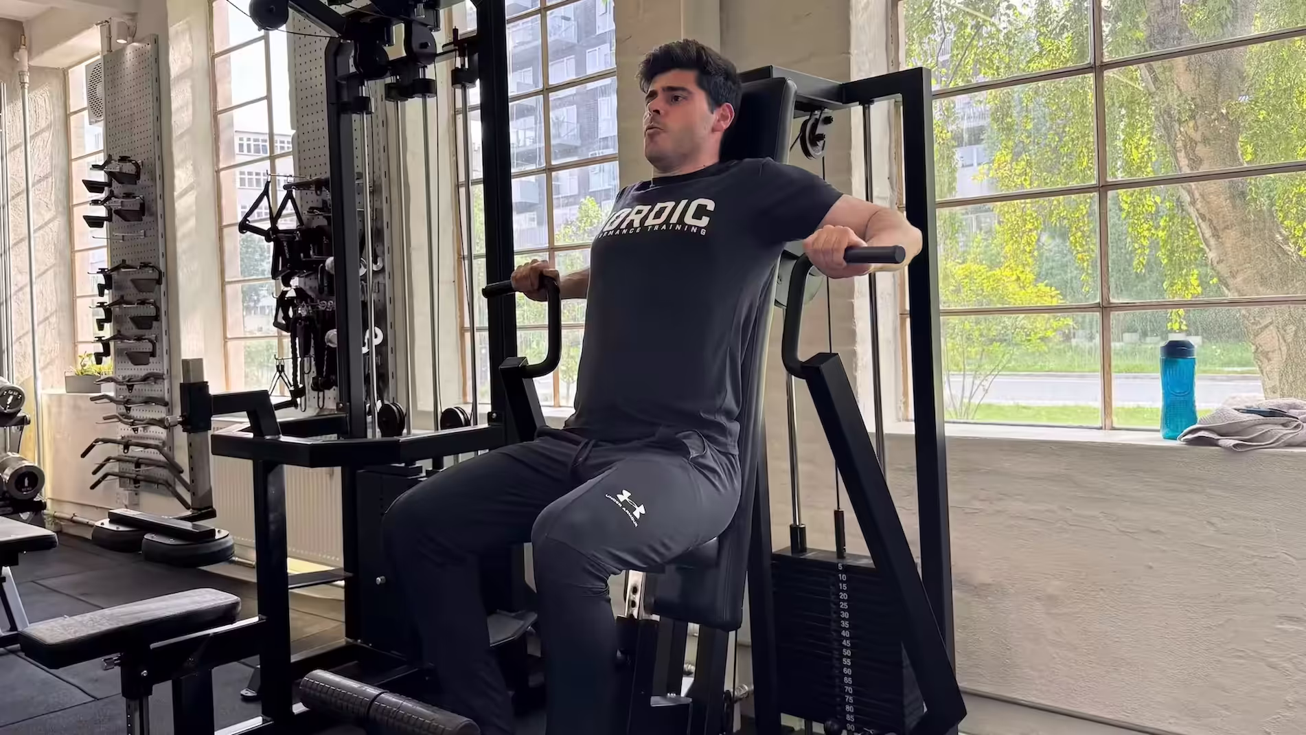 Klient udfører brystpres under hans personlige træningstime hos Nordic Performance Training.