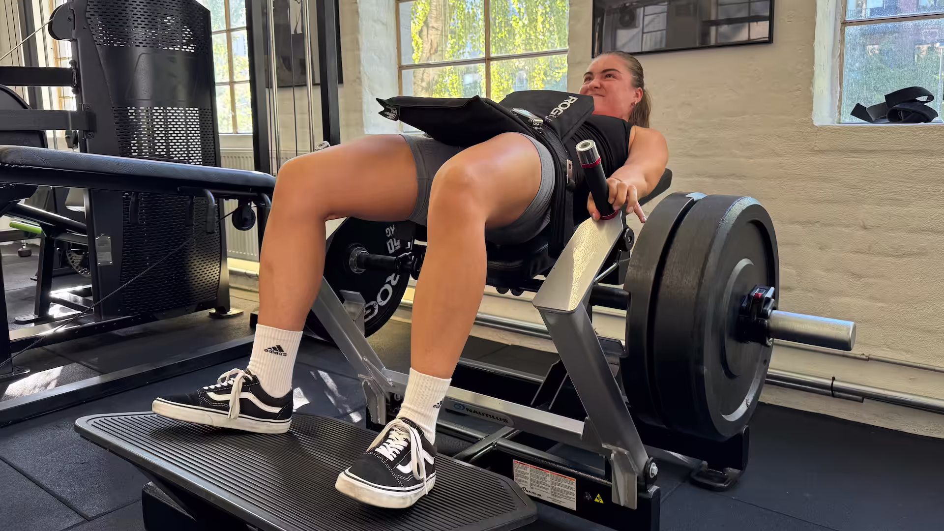 A client with hip pain performs a glute bridge during their rehabilitation program at Nordic Performance Training in Copenhagen.