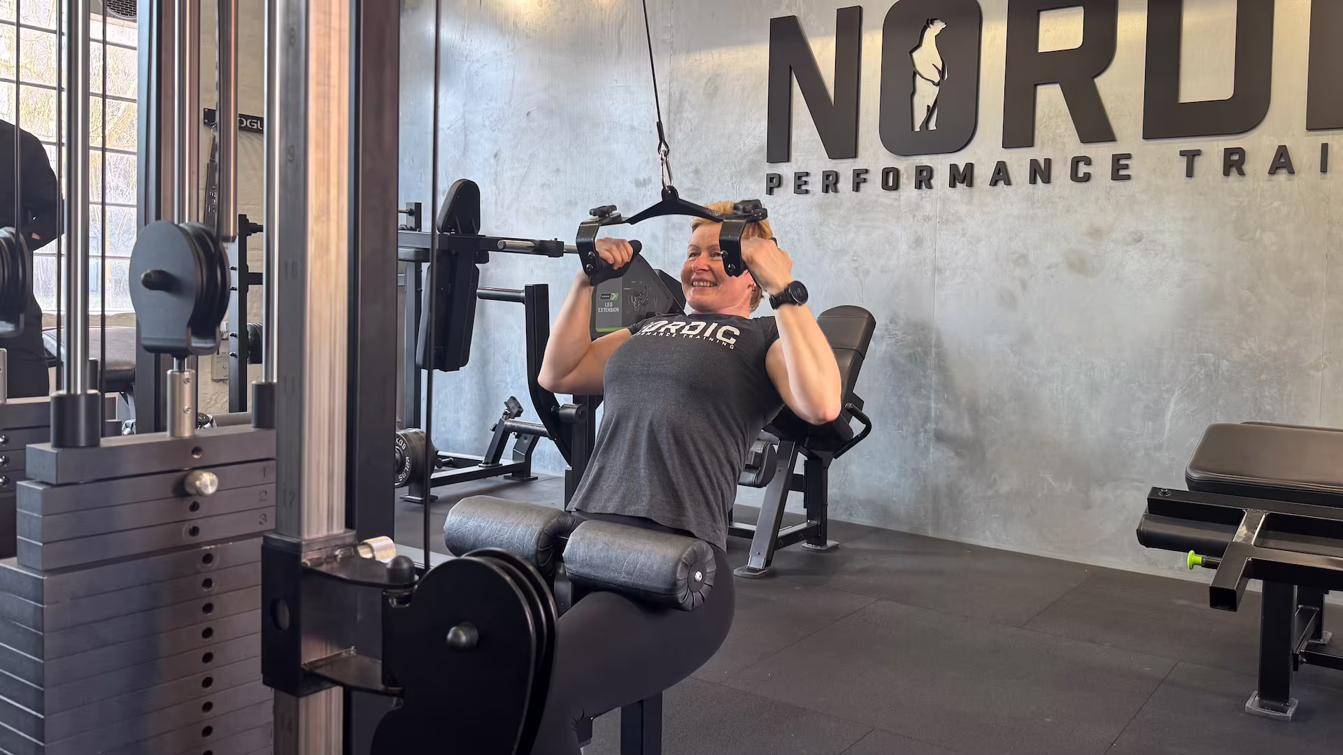 Klient udfører Cable Pulldown som del af sin behandling af hovedpinespænding hos Nordic Performance Training i København.