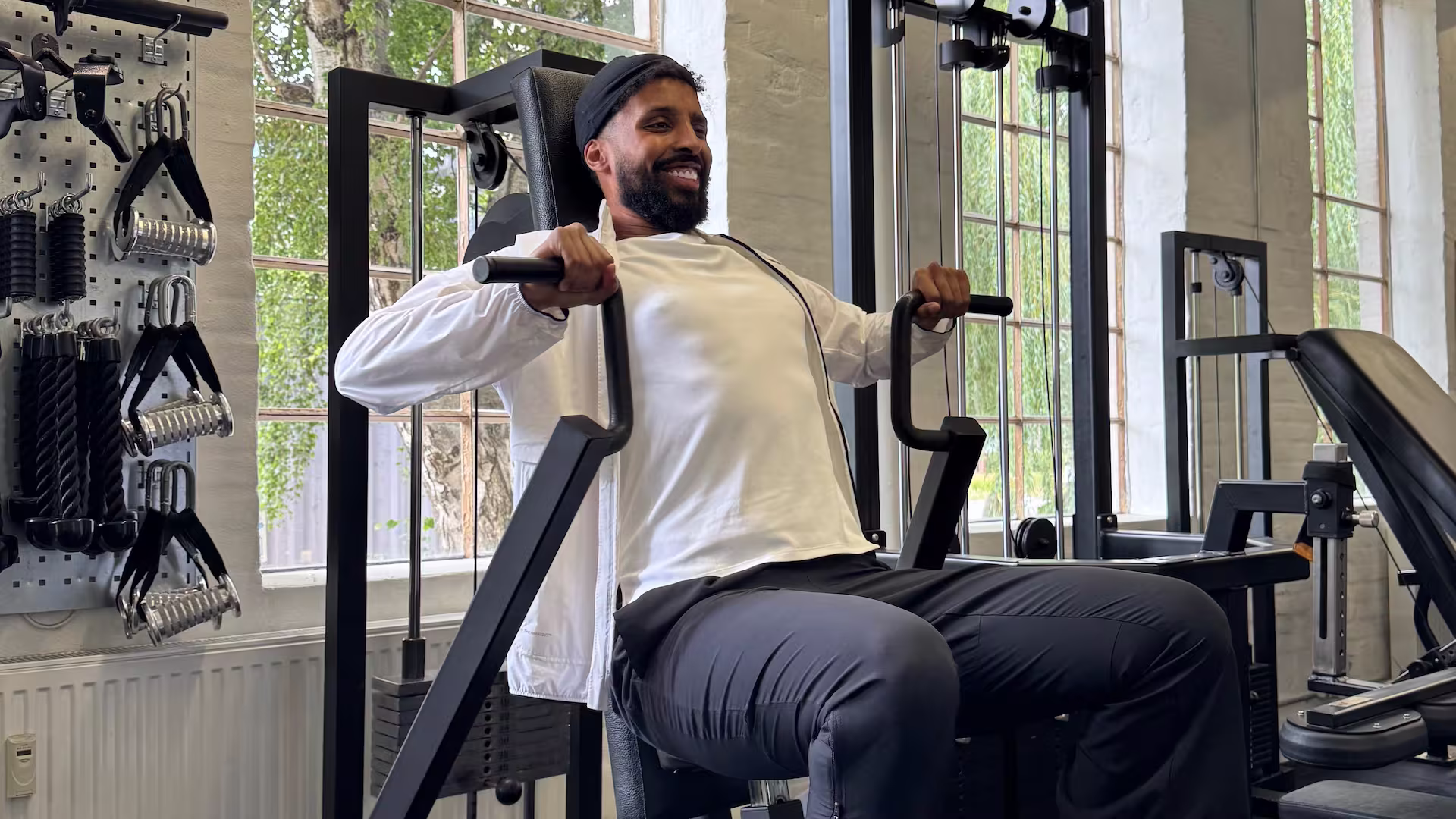 Our client Mustafa performs Machine Chest Press during his training session with his physiotherapist Simon at Nordic Performance Training in Copenhagen.