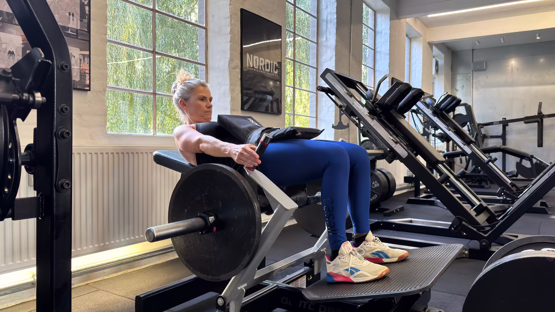 Christina laver Glute Bridge under sin personlige træningstime i Nordic Performance Training i København.