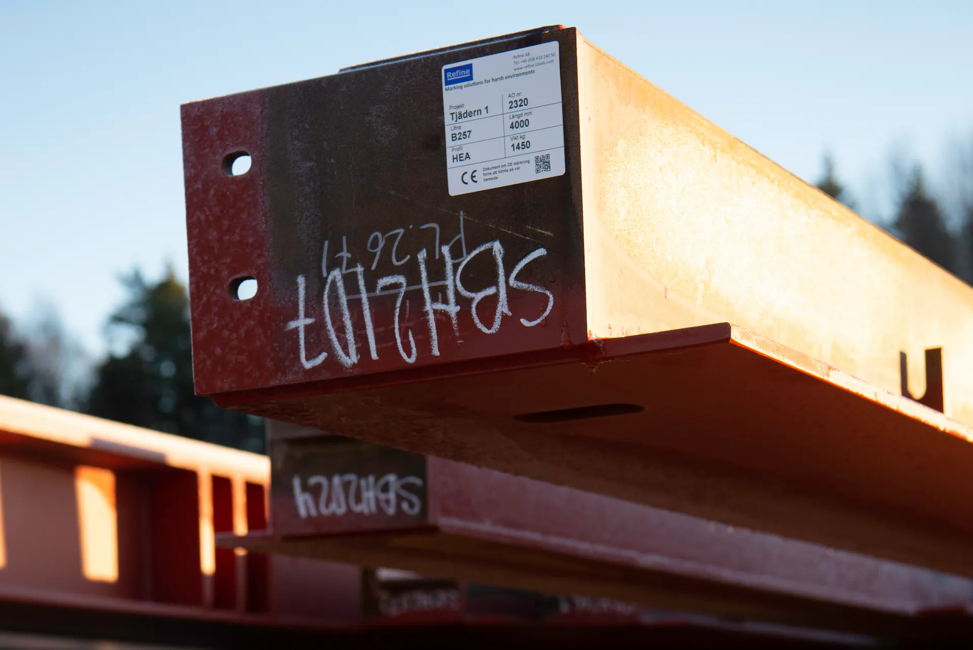 Etiketter för kräande miljer som fäster bra