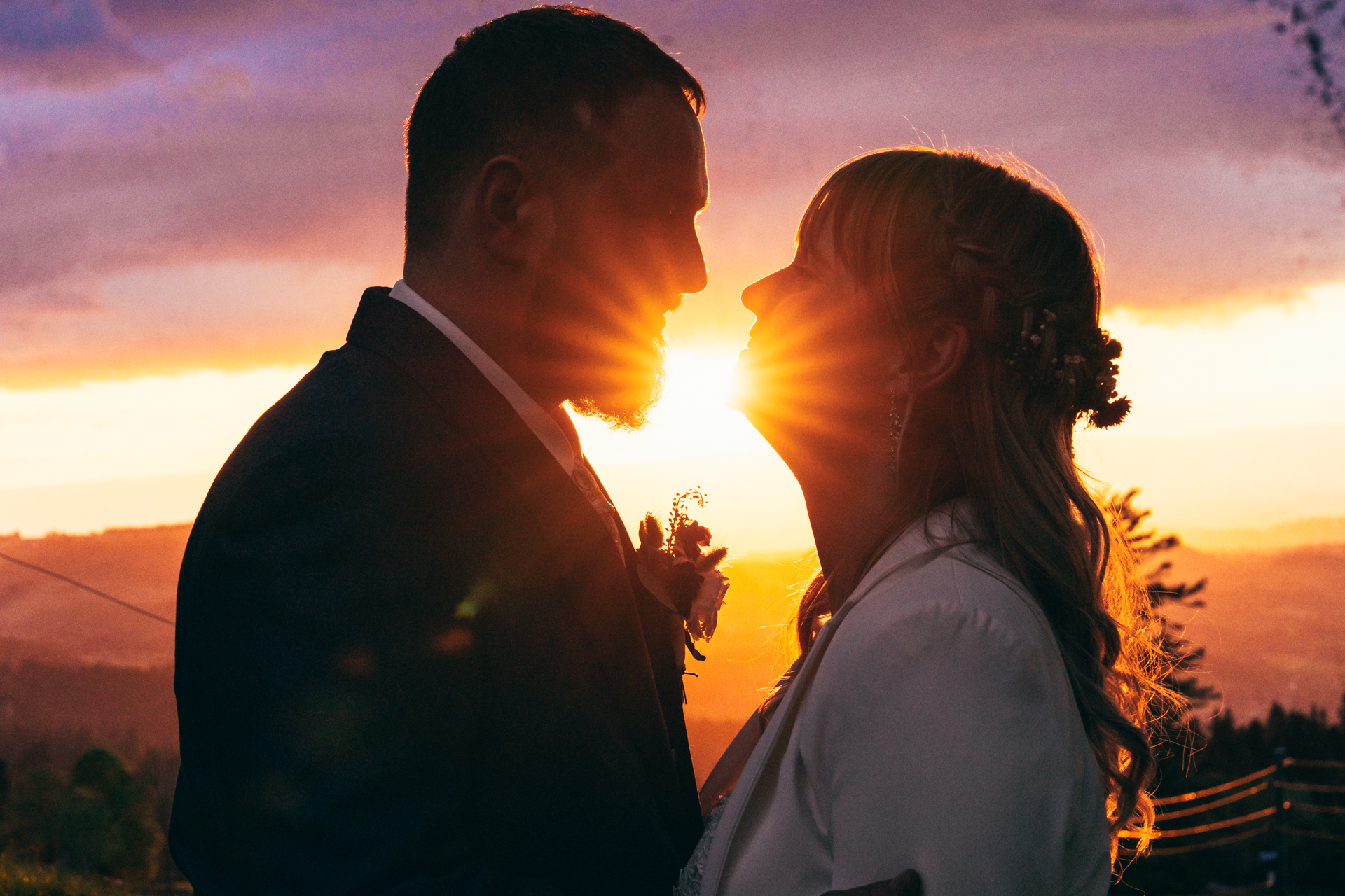 Silhouette von Hochzeitspaar vor Sonnenuntergang 