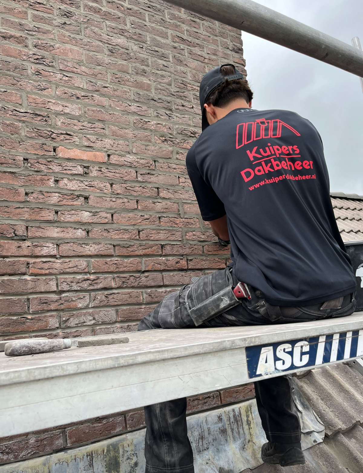 Inspectie van een schoorsteen op een pannendak