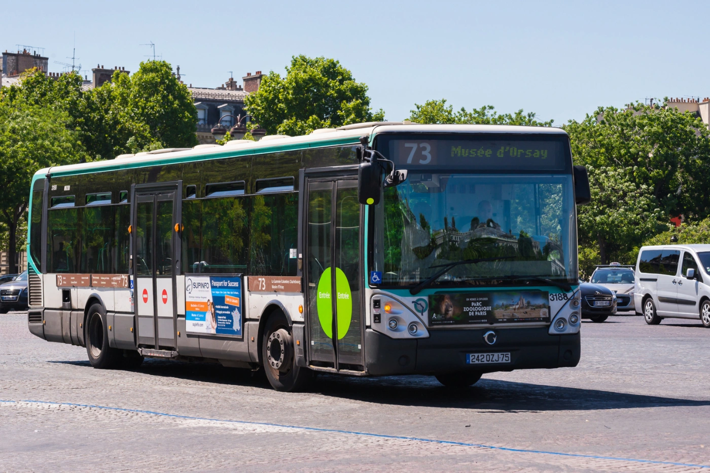 Agent RATP en uniforme contrôlant un bus dans un dépôt de maintenance