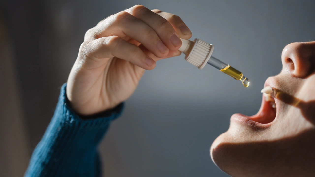 Femme appliquant des gouttes d'huile CBD sous la langue avant de dormir Réessayer