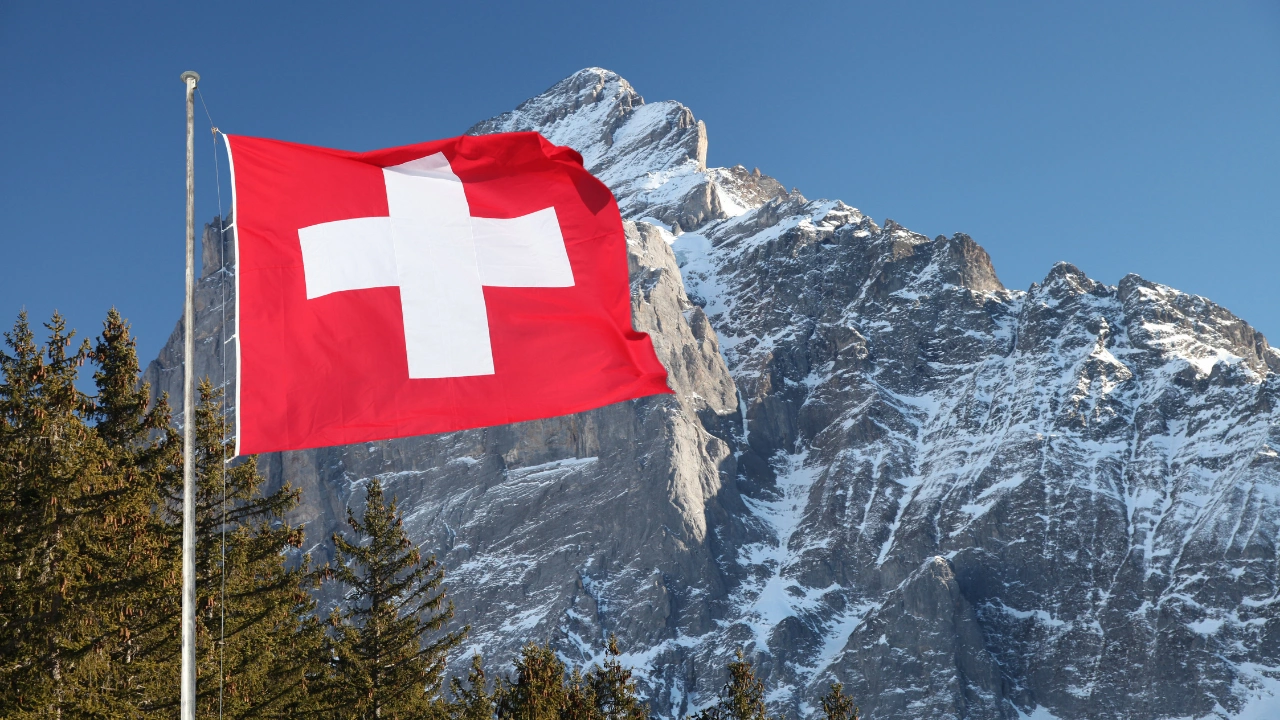 Drapeau Suisse sur une montagne